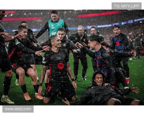 巴萨9000万巨星救主:单刀打空门 亲吻队徽!4万人鼓掌致敬 巴萨9000万巨星救主:单刀打空门 亲吻队徽!4万人鼓掌致敬